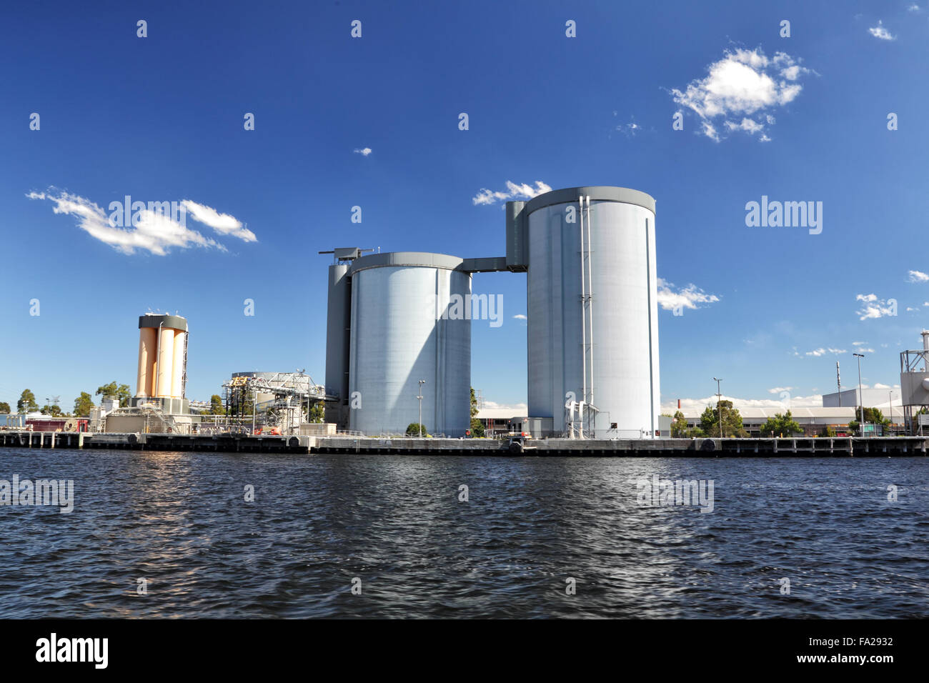 Industriegelände am Ufer Flusses des Flusses Yarra in Melbourne, Victoria, Australien, an einem sonnigen Sommertag. Stockfoto