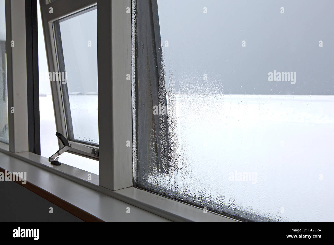 Starke Feuchtigkeit am Fenster im Winter Stockfoto