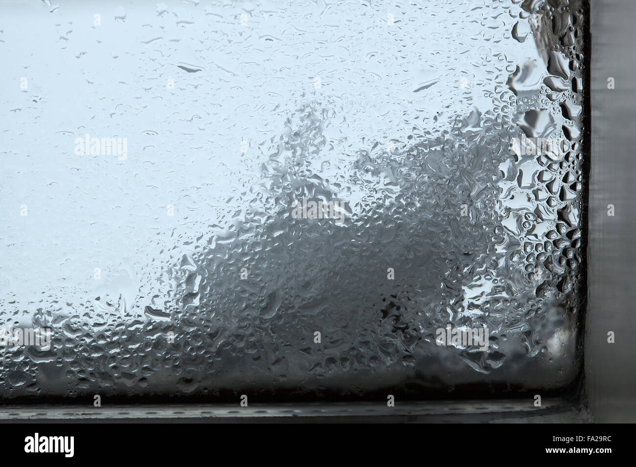 Nahaufnahme von Feuchtigkeit am Fenster im Winter Stockfoto