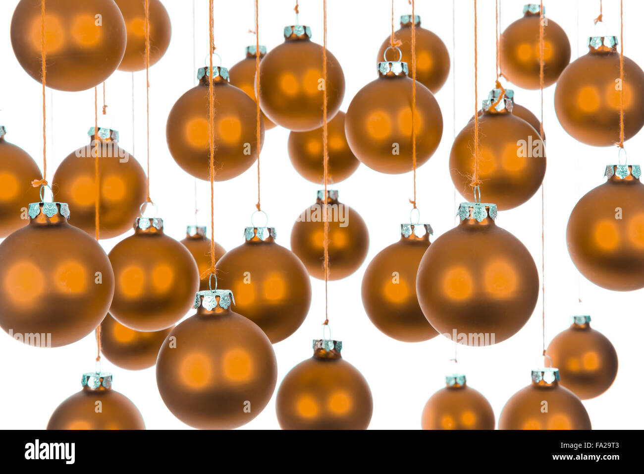 Hintergrund der gelben Weihnachtskugeln in weiß mit selektiven Fokus Stockfoto