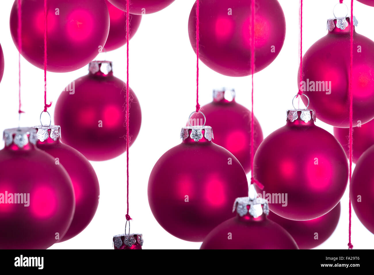 Hintergrund von lila Weihnachtskugeln in weiß mit selektiven Fokus Stockfoto