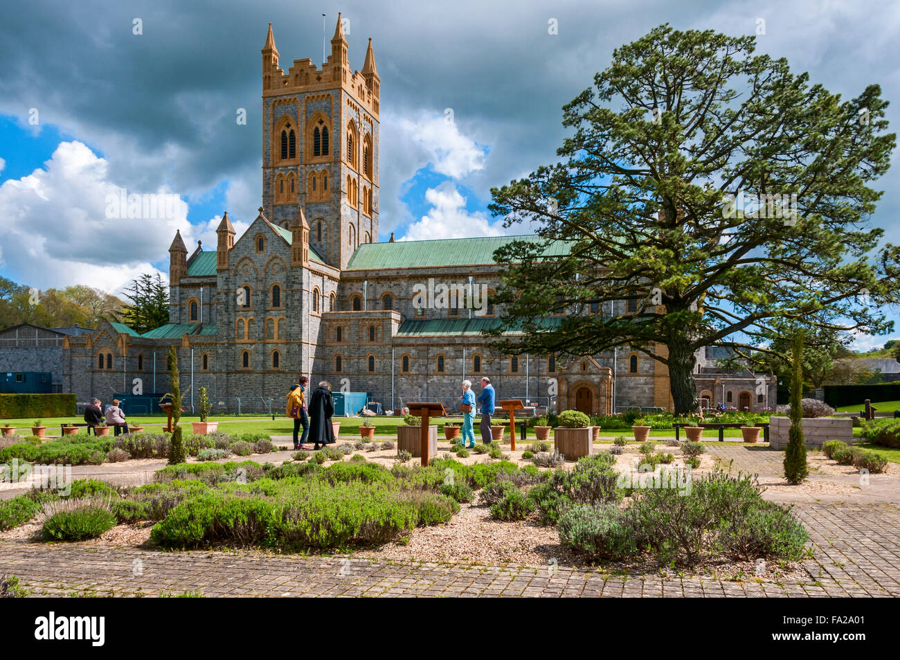 Menschen genießen Sie die Ruhe auf den formalen Lavendel Garten teilweise auf mittelalterlichen Pläne, die als Rahmen für die Abteikirche handeln modelliert Stockfoto