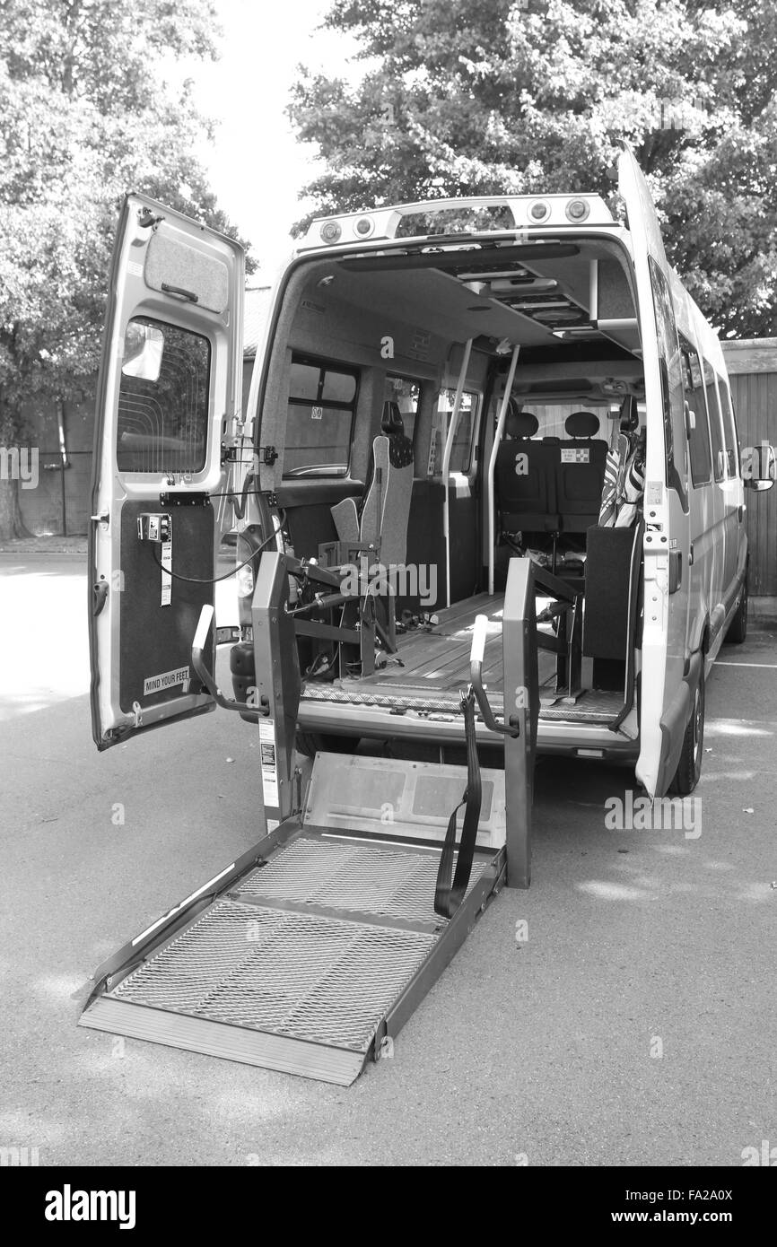 Ambulanz für den Transport von Behinderten in Rollstühlen deaktiviert. Stockfoto