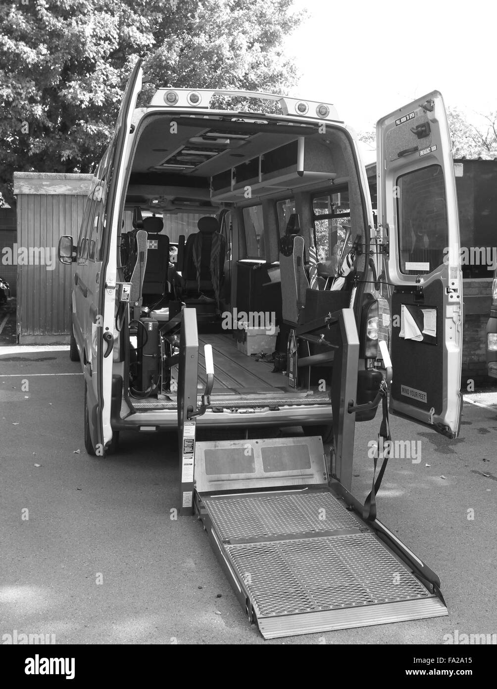 Ambulanz für den Transport von Behinderten in Rollstühlen deaktiviert. Stockfoto