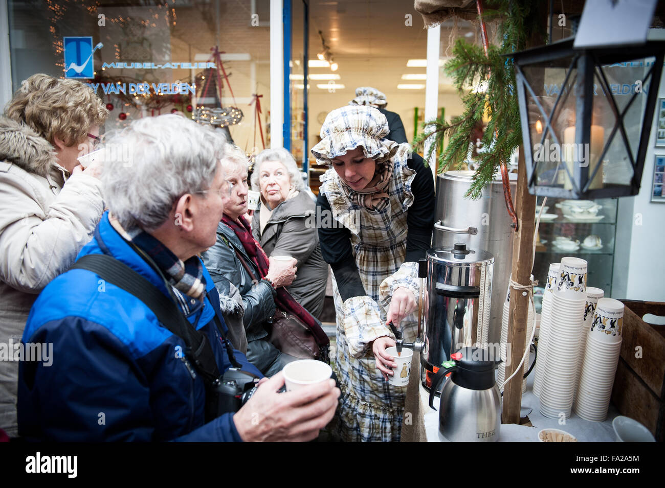 Deventer, Niederlande. 19 Dez, 2015. Wie in jedem Jahr um dieses Datum, dem 19. jahrhundert Welt der englische Schriftsteller Charles Dickens erlebt in der schönen holländischen Stadt Deventer. Credit: Romy Arroyo Fernandez/Alamy leben Nachrichten Stockfoto