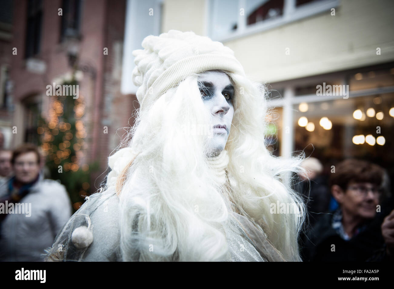 Deventer, Niederlande. 19 Dez, 2015. Wie in jedem Jahr um dieses Datum, dem 19. jahrhundert Welt der englische Schriftsteller Charles Dickens erlebt in der schönen holländischen Stadt Deventer. Credit: Romy Arroyo Fernandez/Alamy leben Nachrichten Stockfoto