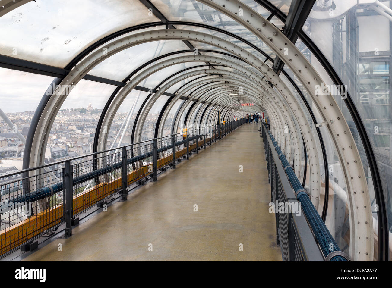 PARIS, Frankreich - 29 Mai: Rohr Glaskorridor am Centre Pompidou mit Blick auf die Stadt am 29. Mai 2015 in Paris, Frankreich Stockfoto