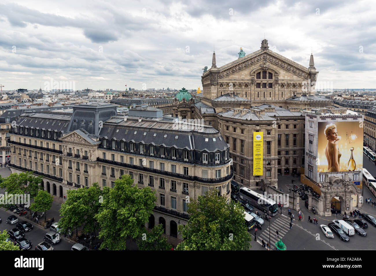 PARIS, Frankreich - 29 Mai: Luftaufnahme von Paris mit Oper von Dachterrasse des Kaufhaus Lafayette Stockfoto