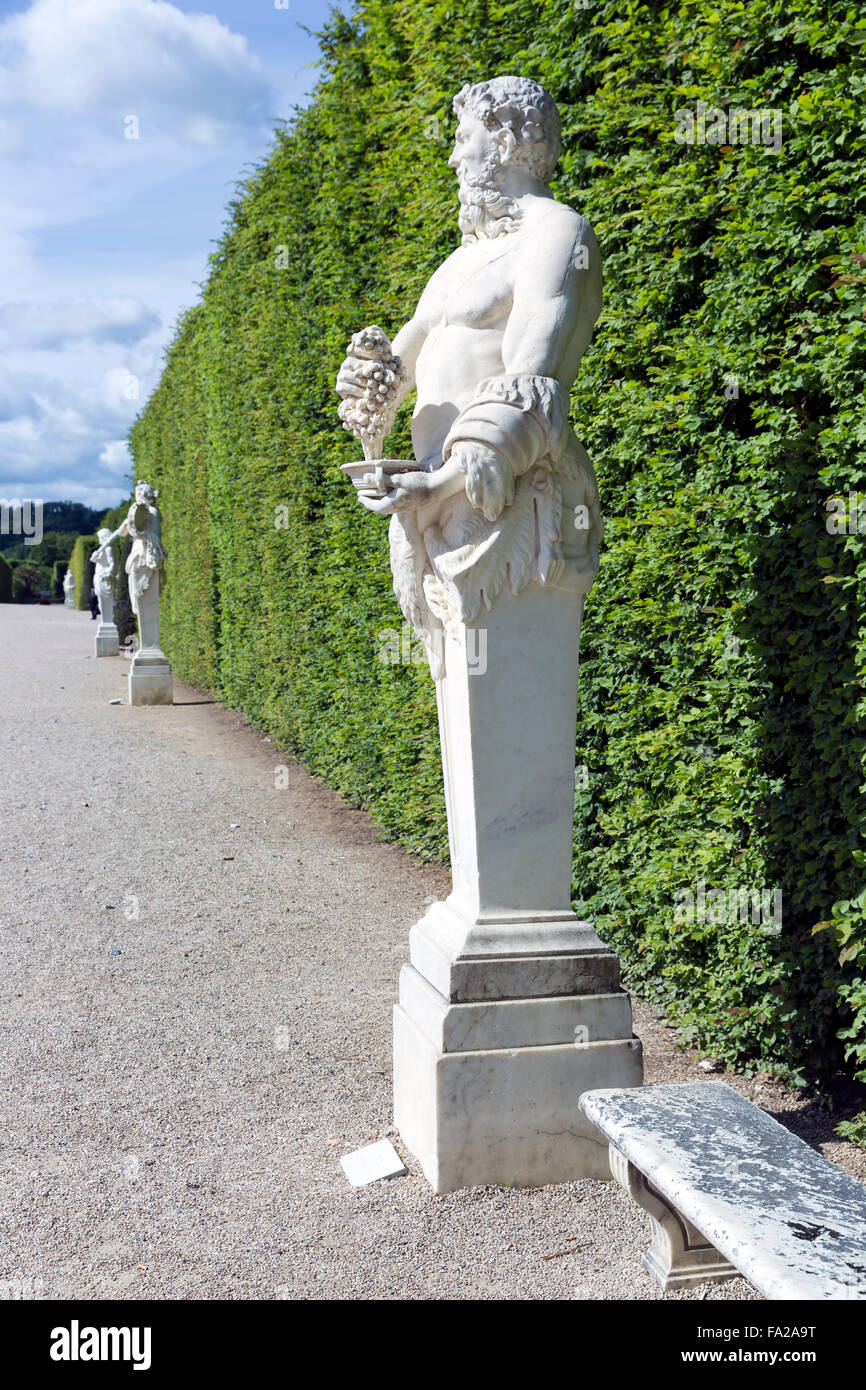 Wanderweg mit dekorativen Statuen im Garten von Schloss Versailles bei Paris, Frankreich Stockfoto
