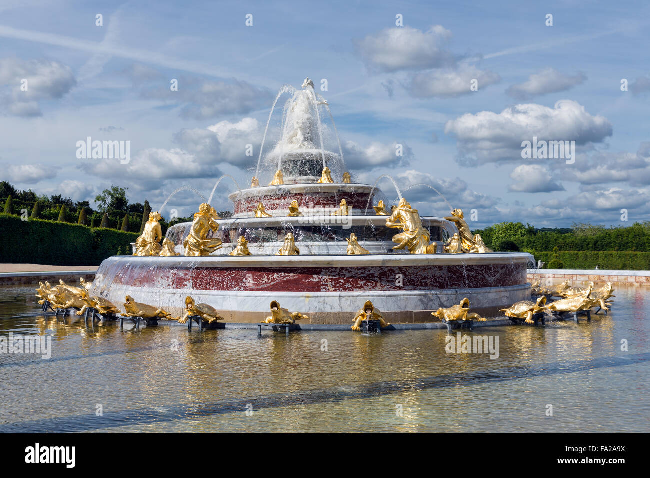 Teich mit Springbrunnen im Garten Schloss Versailles bei Paris, Frankreich Stockfoto