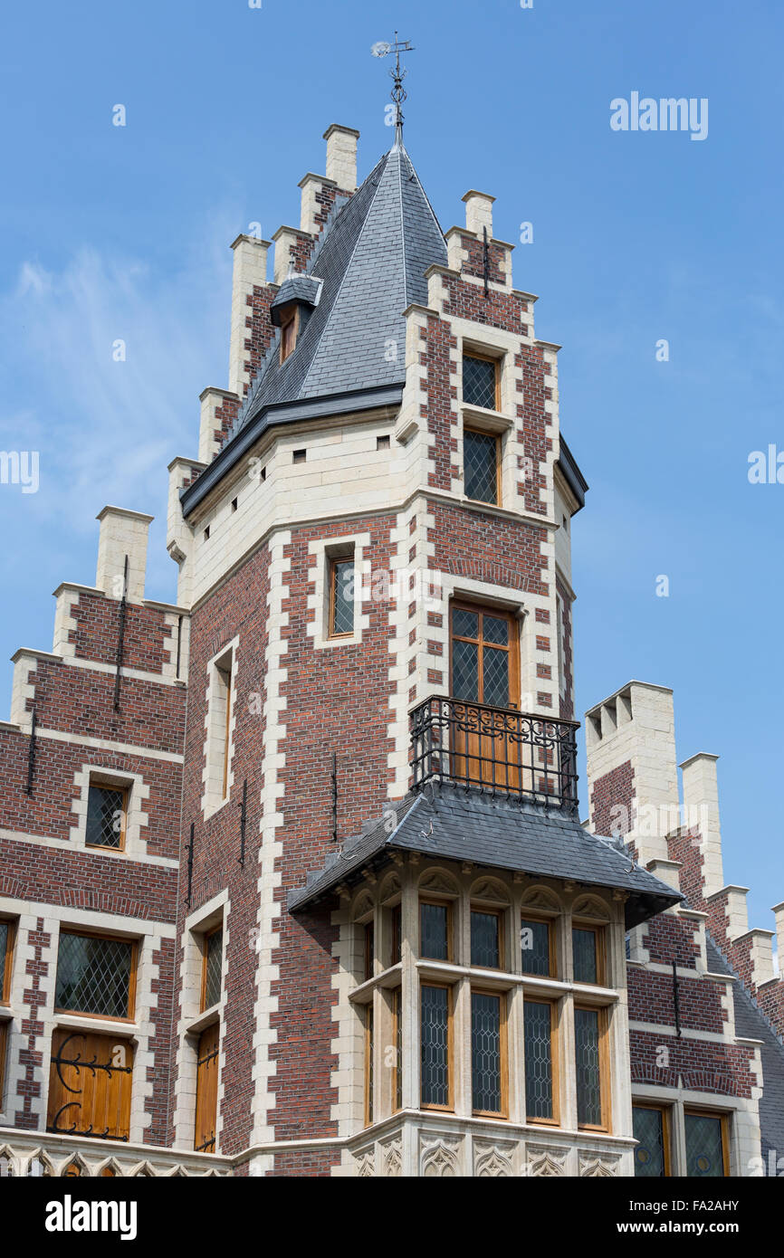 Fassade des monumentalen historischen Haus vor blauem Himmel Stockfoto