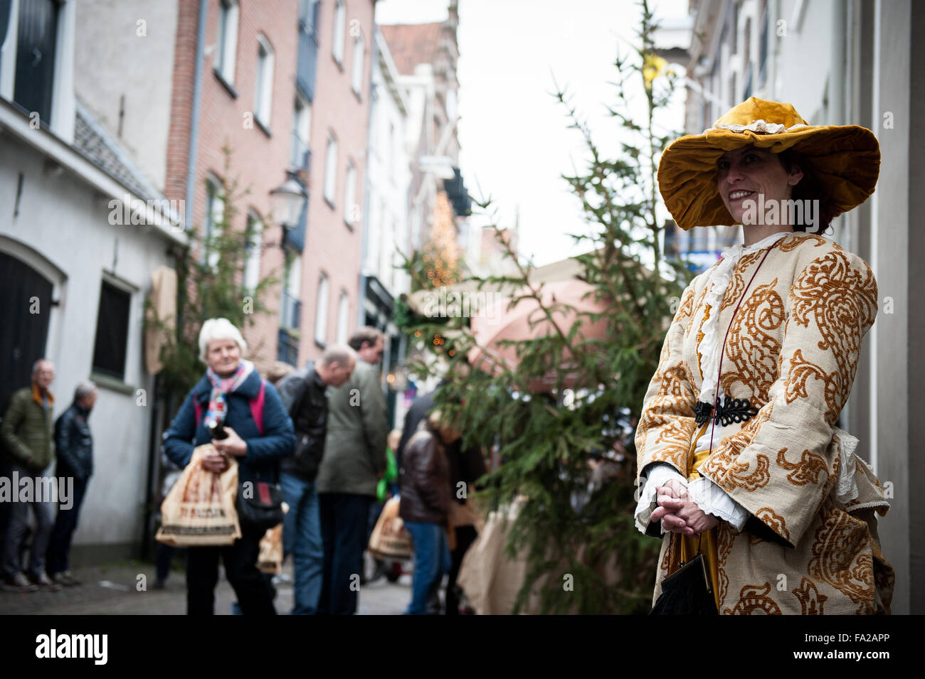 Deventer, Niederlande. 19 Dez, 2015. Wie in jedem Jahr um dieses Datum, dem 19. jahrhundert Welt der englische Schriftsteller Charles Dickens erlebt in der schönen holländischen Stadt Deventer. Credit: Romy Arroyo Fernandez/Alamy leben Nachrichten Stockfoto