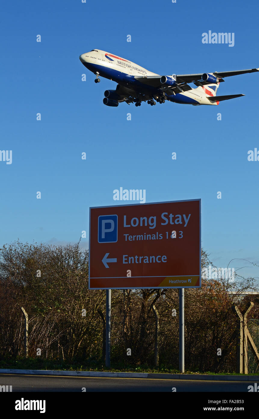 Ein British Airways 747 Jumbo Jet Flugzeug landet am London Heathrow Airport UK über einem Schild für den Parkplatz für Langzeitaufenthalte Stockfoto
