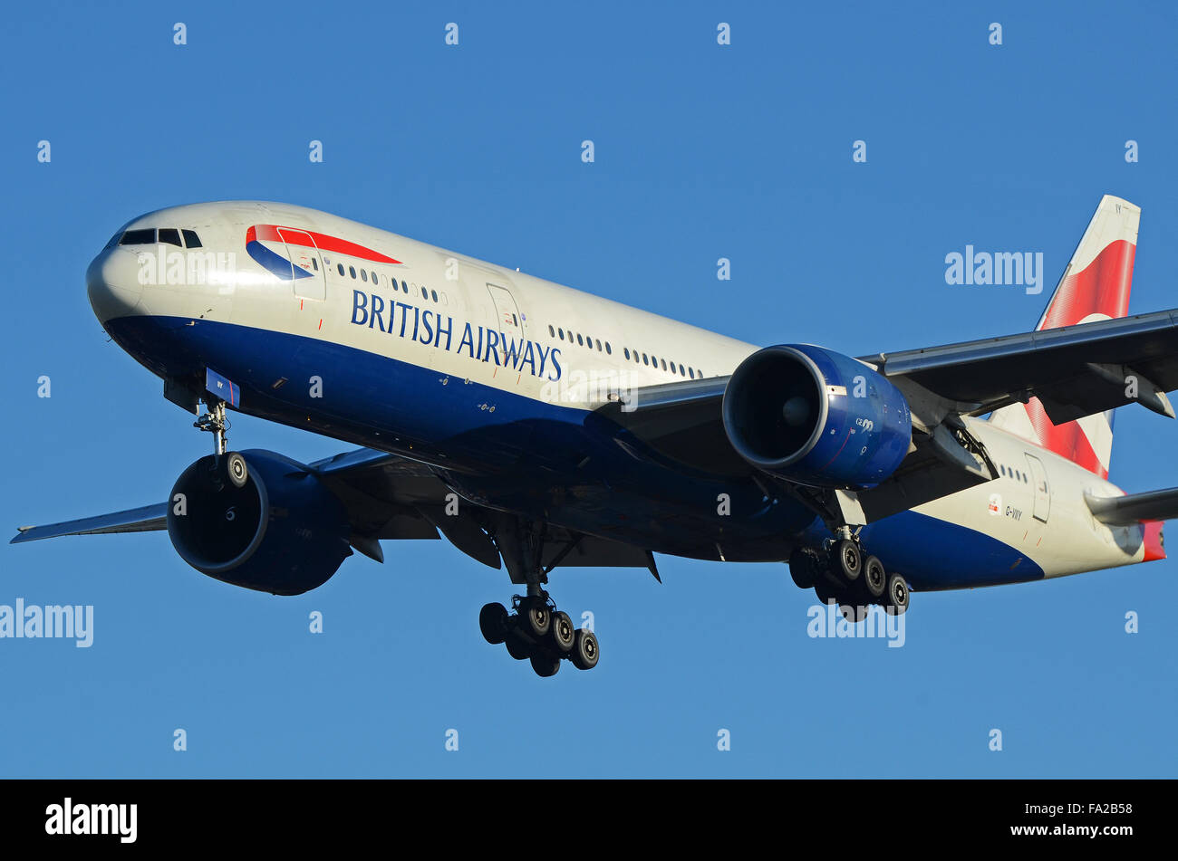 British Airways Boeing 777-236(er) - Flugzeug G-VIIY landet in London Heathrow, Großbritannien Stockfoto