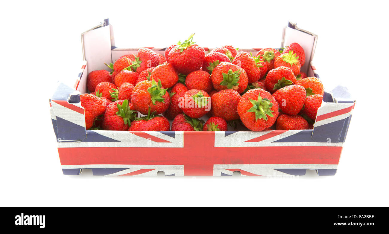 Großen Körbchen englische Erdbeeren mit Union Jack auf weißem Hintergrund Stockfoto