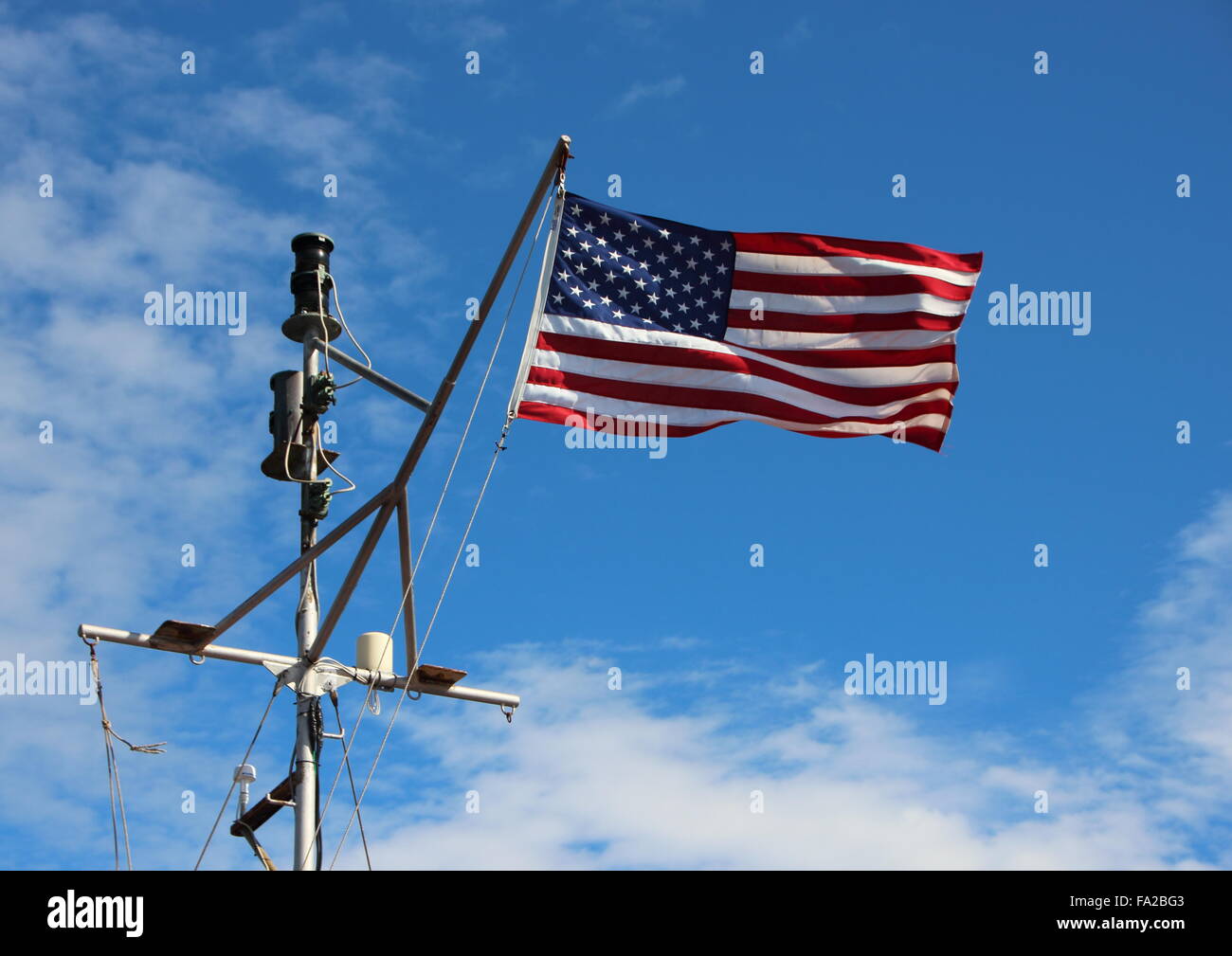 Maritime windigen amerikanischen Stars And Stripes Flagge auf Schiff Pole mit blauem Himmel Stockfoto