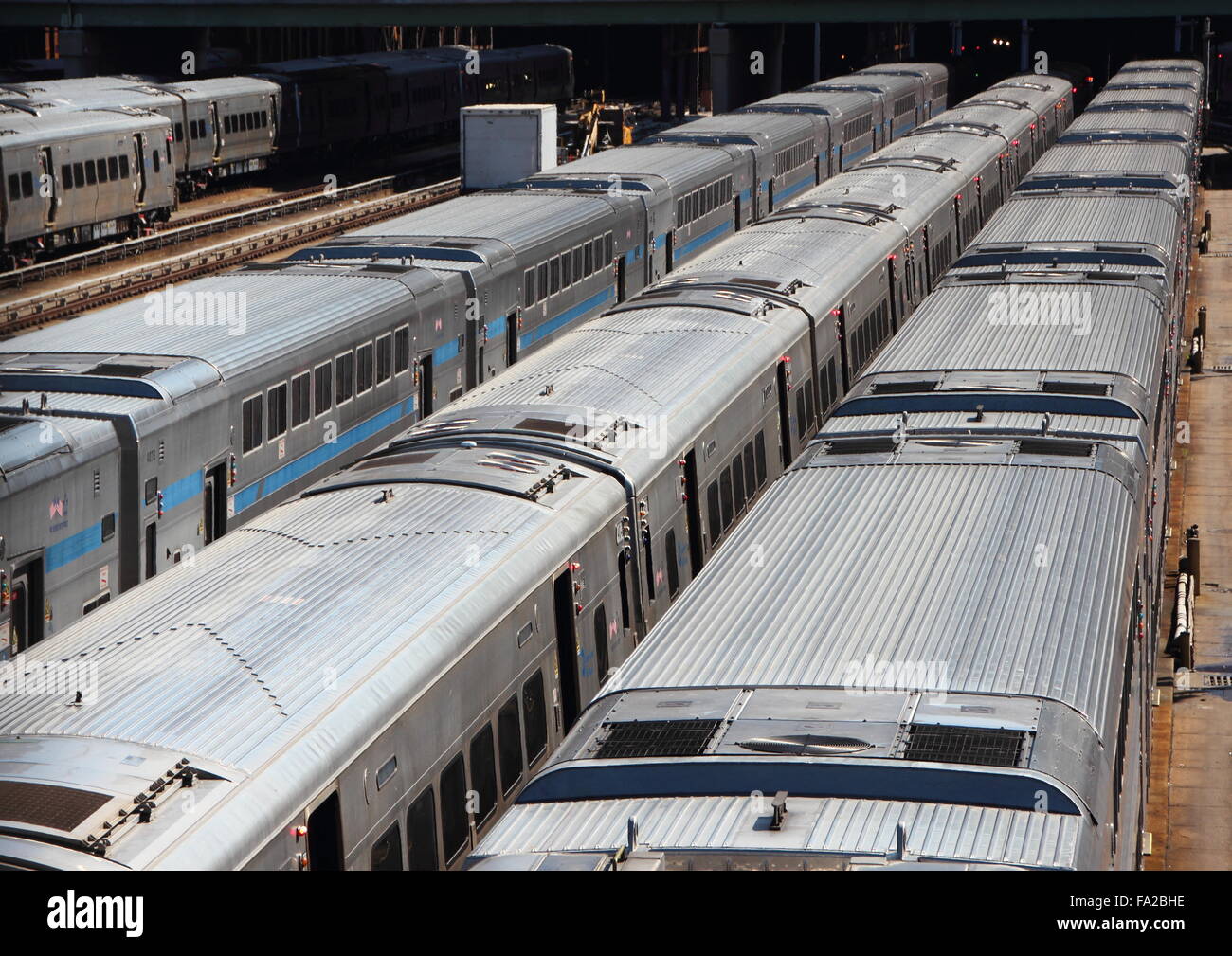 Perspektivische Linien von Silber New York U-Bahn-Züge im Depot-Speicherbereich Stockfoto