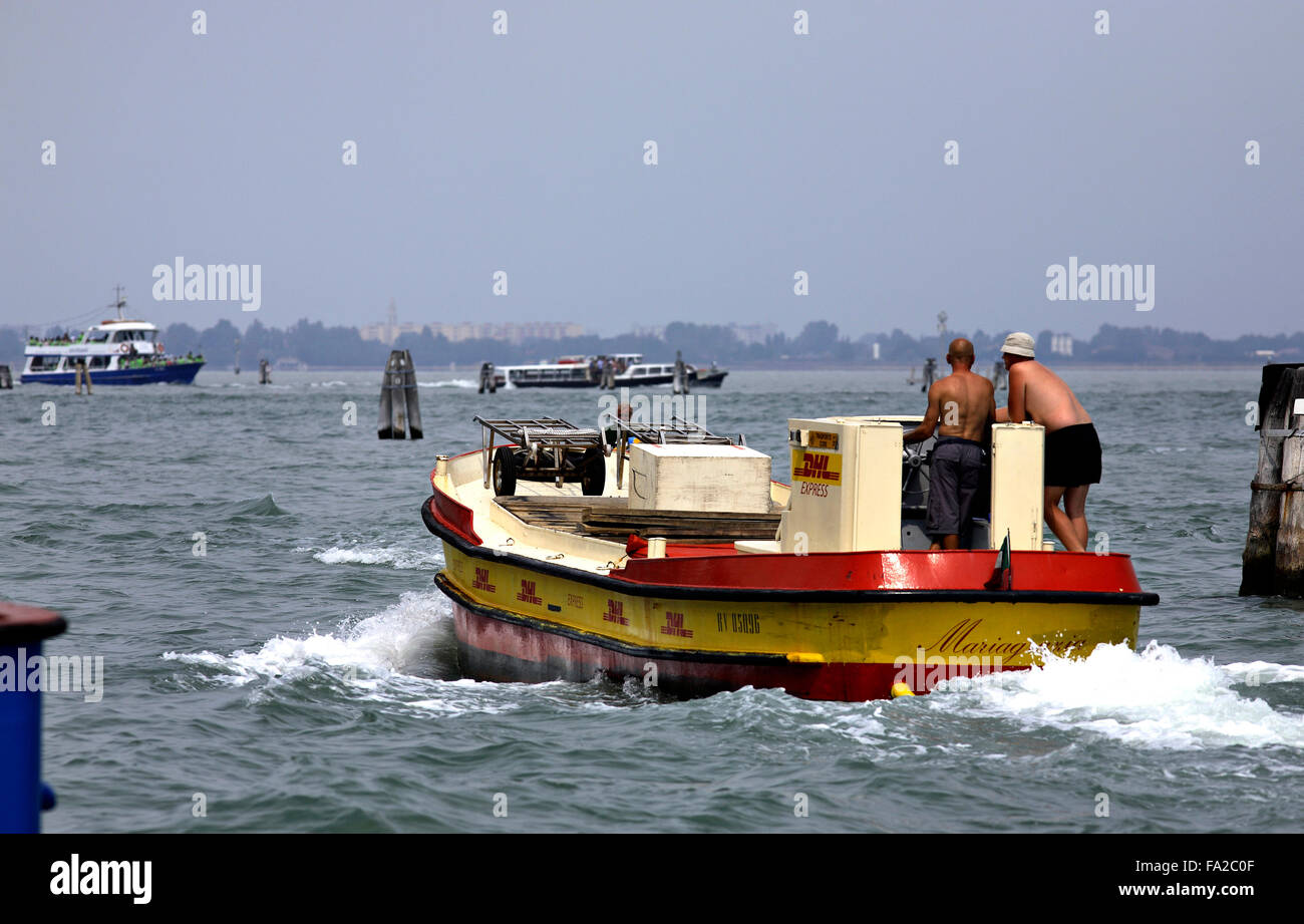DHL Express-Kurier Postzustellung Boot, Venedig Italien Stockfoto