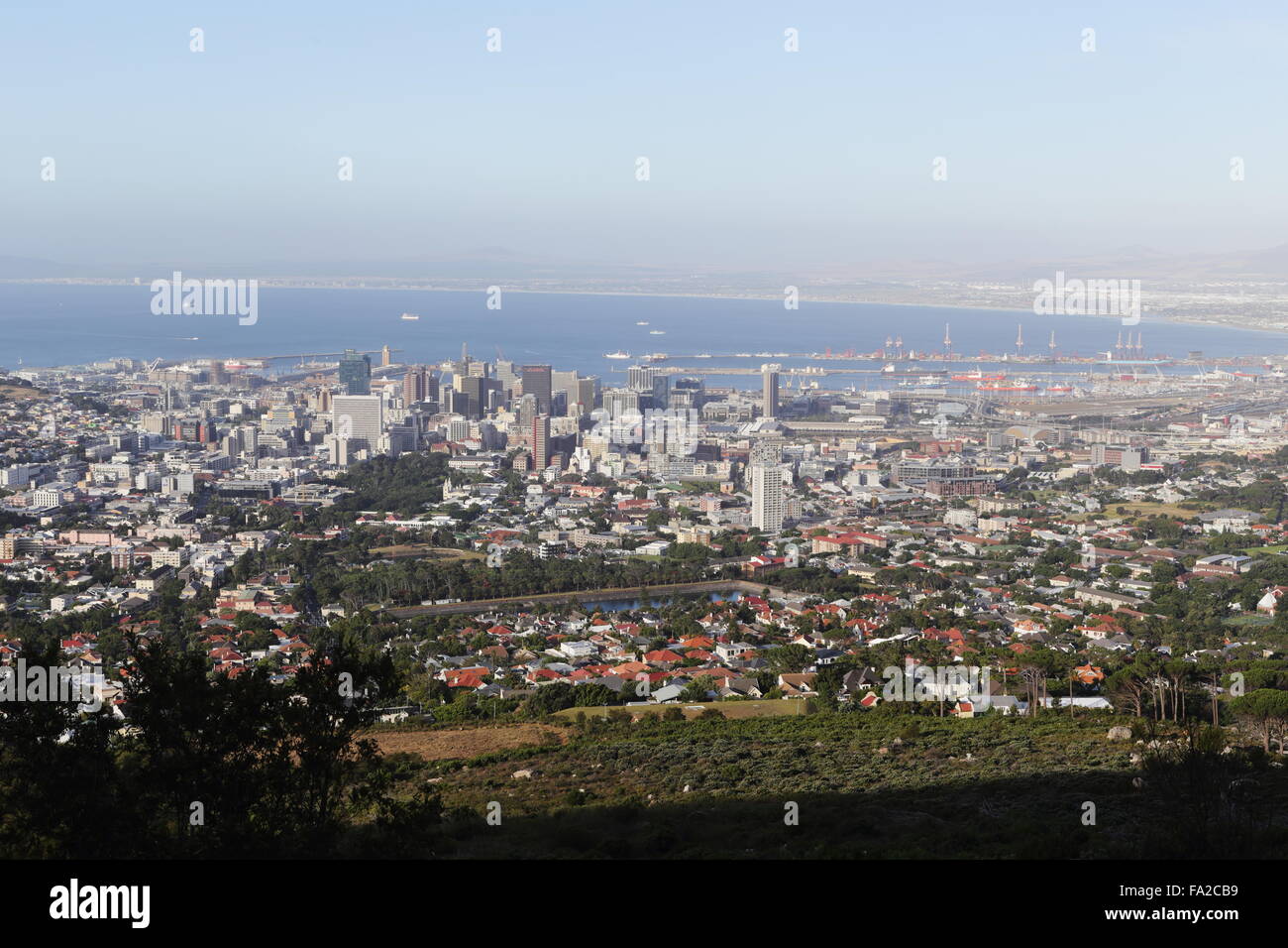 Luftbild von Kapstadt central Business District (CBD) und Tafelbucht, betrachtet von den Hängen des Tafelbergs Stockfoto