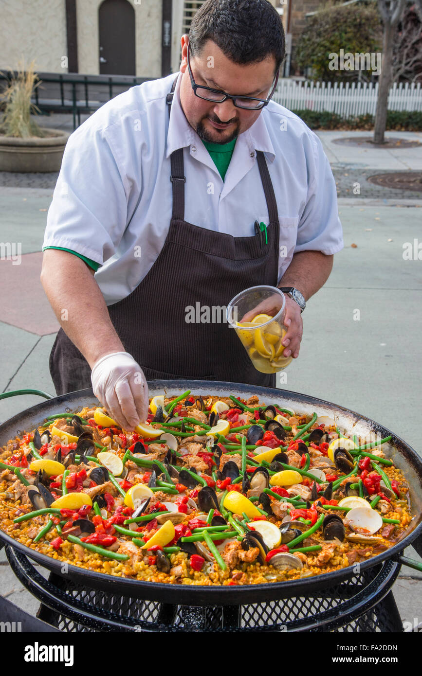 Baskische Markt, Chief Cook Jake Arrepondo Vorbereitung "Paella" Spaniens berühmten Mahlzeit am legendären Pan zum Mittagessen, Boise, Idaho Stockfoto