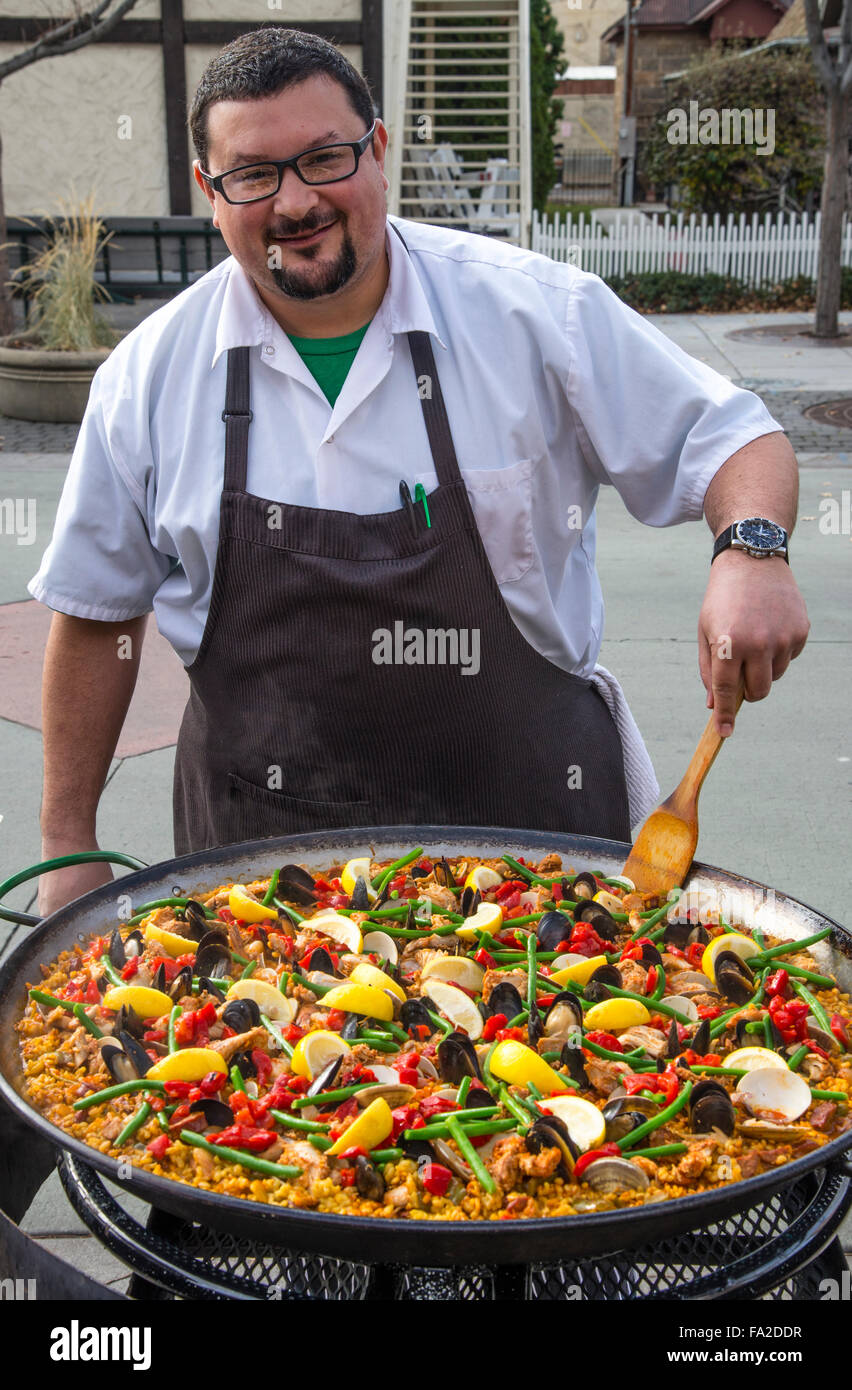 Baskische Markt, Chief Cook Jake Arrepondo Vorbereitung "Paella" Spaniens berühmten Mahlzeit am legendären Pan zum Mittagessen, Boise, Idaho Stockfoto