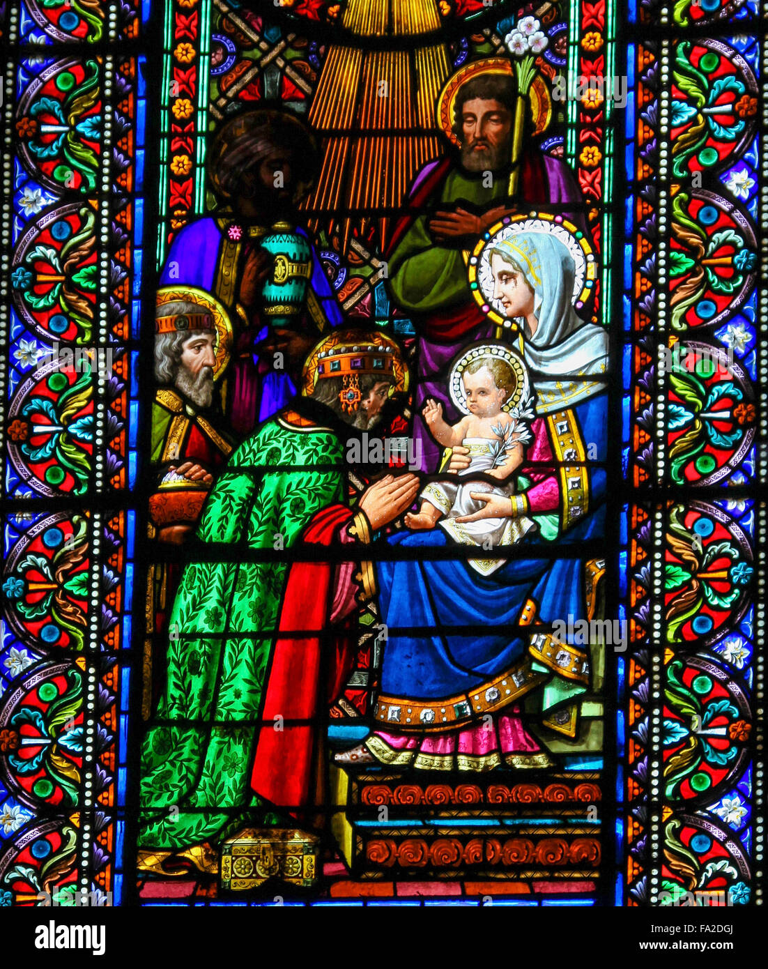 Glasfenster, die Darstellung der Heiligen drei Könige besuchen Jesus in der Abtei von Santa Maria de Montserrat in Katalonien, Spanien Stockfoto