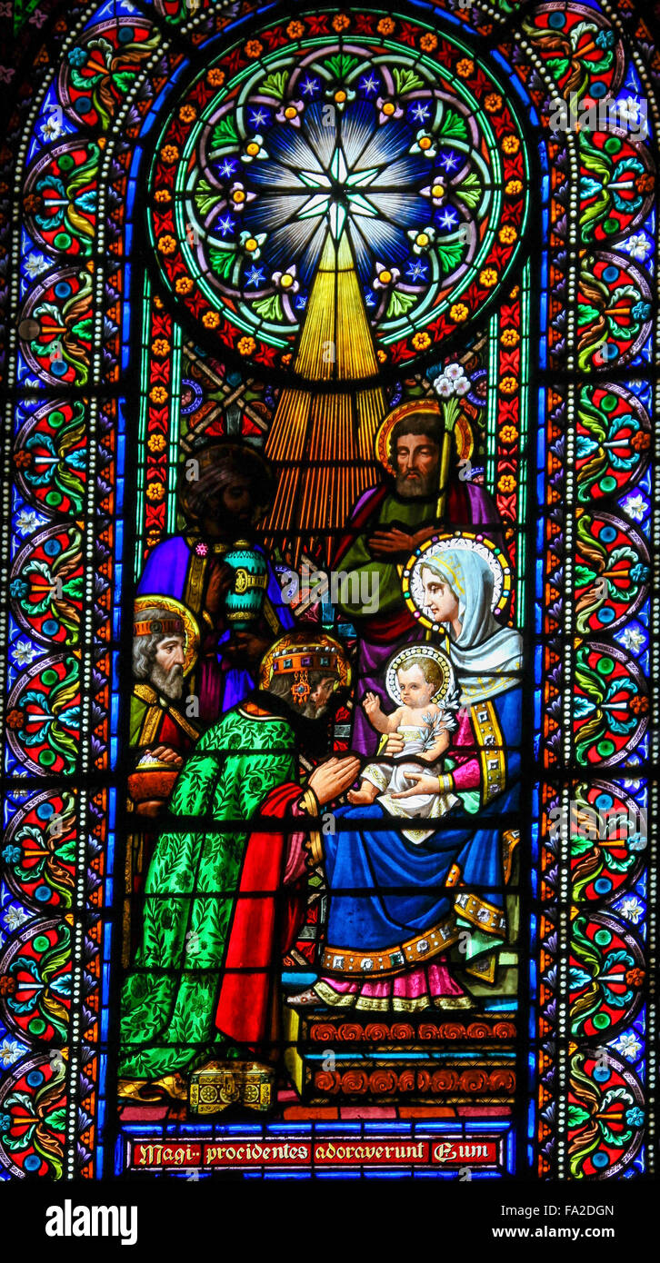Glasfenster, die Darstellung der Heiligen drei Könige besuchen Jesus in der Abtei von Santa Maria de Montserrat in Katalonien, Spanien Stockfoto