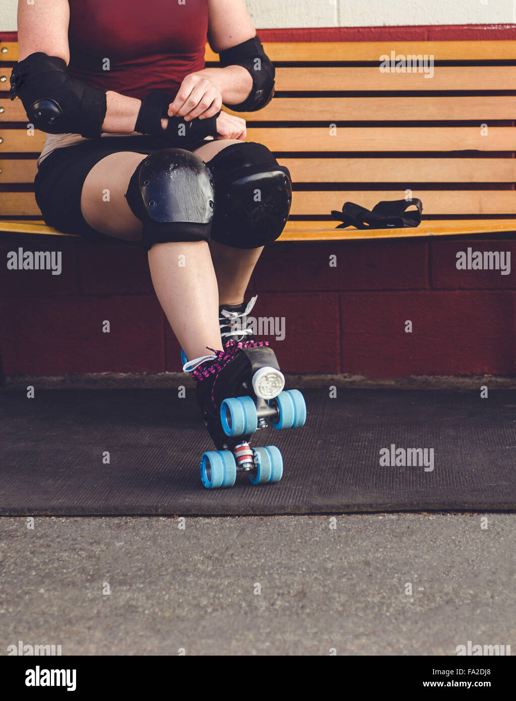 Roller Derby, Roller Skating Frau außerhalb der Roller Rink mit Rollschuhen auf. Stockfoto
