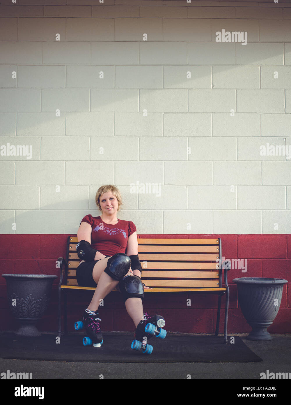 Roller Derby, Roller Skating Frau außerhalb der Roller Rink mit Rollschuhen auf. Stockfoto