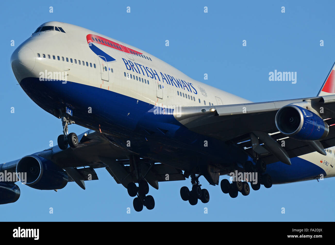 British Airways Boeing 747 -436 – Jumbo-Jet-Flugzeug G-BNLZ landet am Flughafen London Heathrow, Großbritannien Stockfoto
