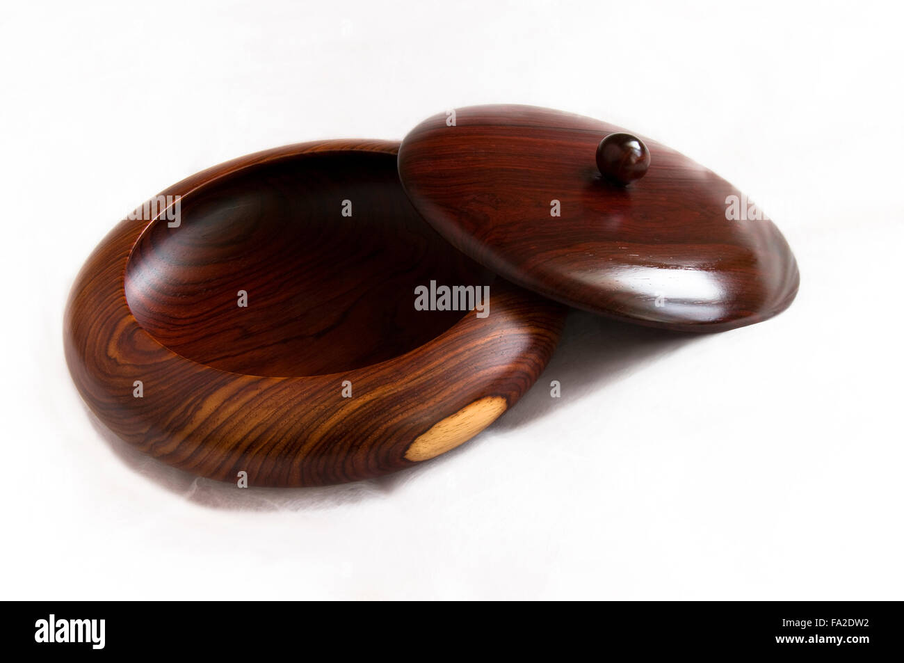 Handwerker in Handarbeit aus Holz Servierplatte und Deckel auf weißen Hintergrund isoliert Stockfoto