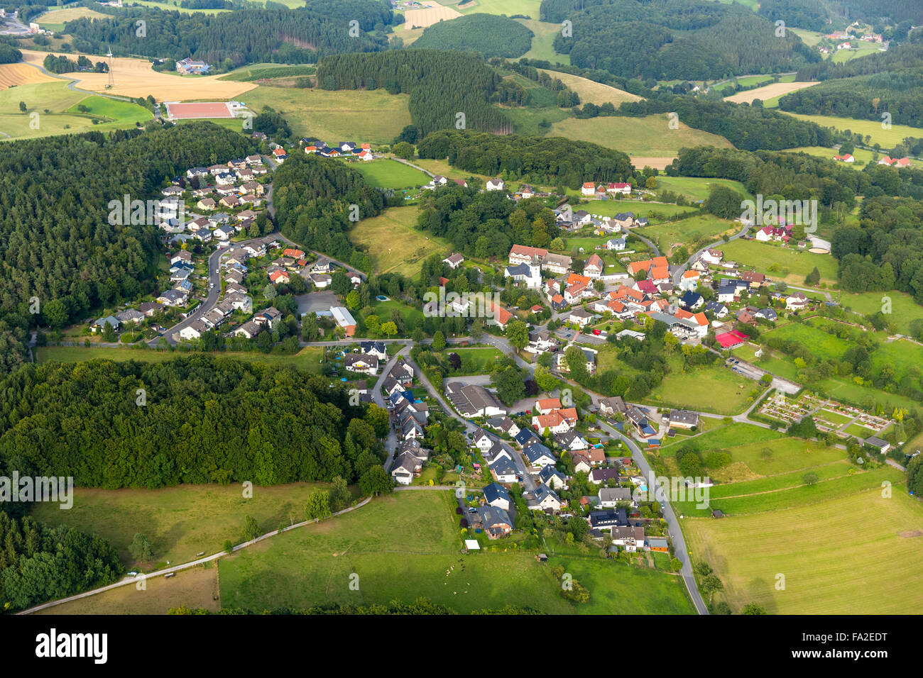 Luftaufnahme, Eisborn, Dorf, Hügel, Balve, Sauerland Region, Nord Rhein Westfalen, Deutschland, Europa, Luftbild Stockfoto