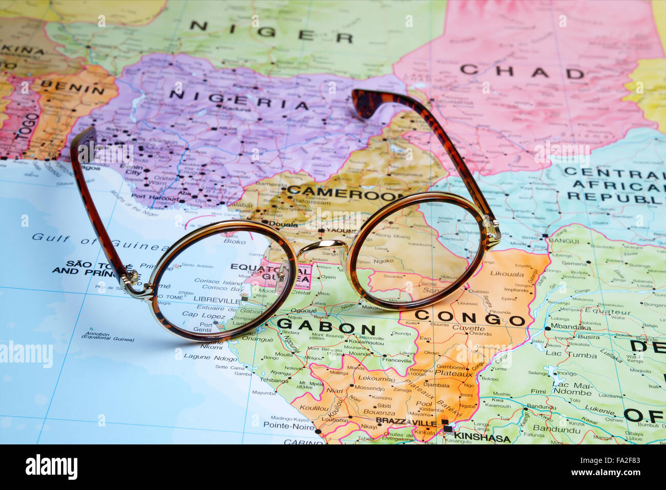 Gläser auf einer Karte - Libreville Stockfoto