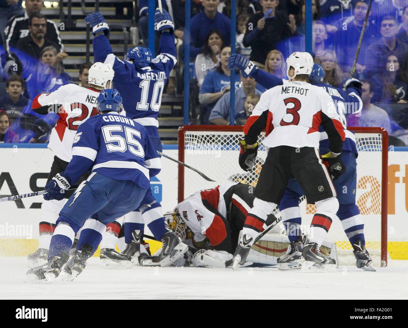 Tampa, Florida, USA. 20. Dezember 2015. DIRK SHADD | Zeiten. Tampa Bay Lightning linker Flügel Mike Angelidis (10) feiert, wie er eine düstere Tor gegen die Ottawa Senators Torwart Andrew Hammond (30) während der zweiten Periode Aktion gegen die Ottawa Senators in der Amalie Arena in Tampa Sonntagnachmittag erzielt (20.12.15) © Dirk Shadd/Tampa Bay Times / ZUMA Draht/Alamy Live News Stockfoto