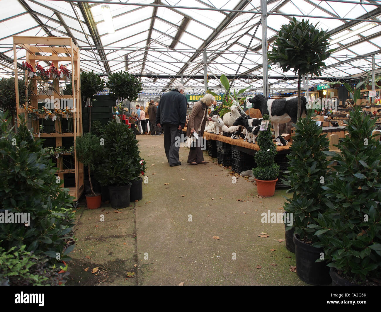 Menschen beim Einkaufen für Gartenpflanzen und Dekorationen in einer Baumschule Gartencenter Stockfoto