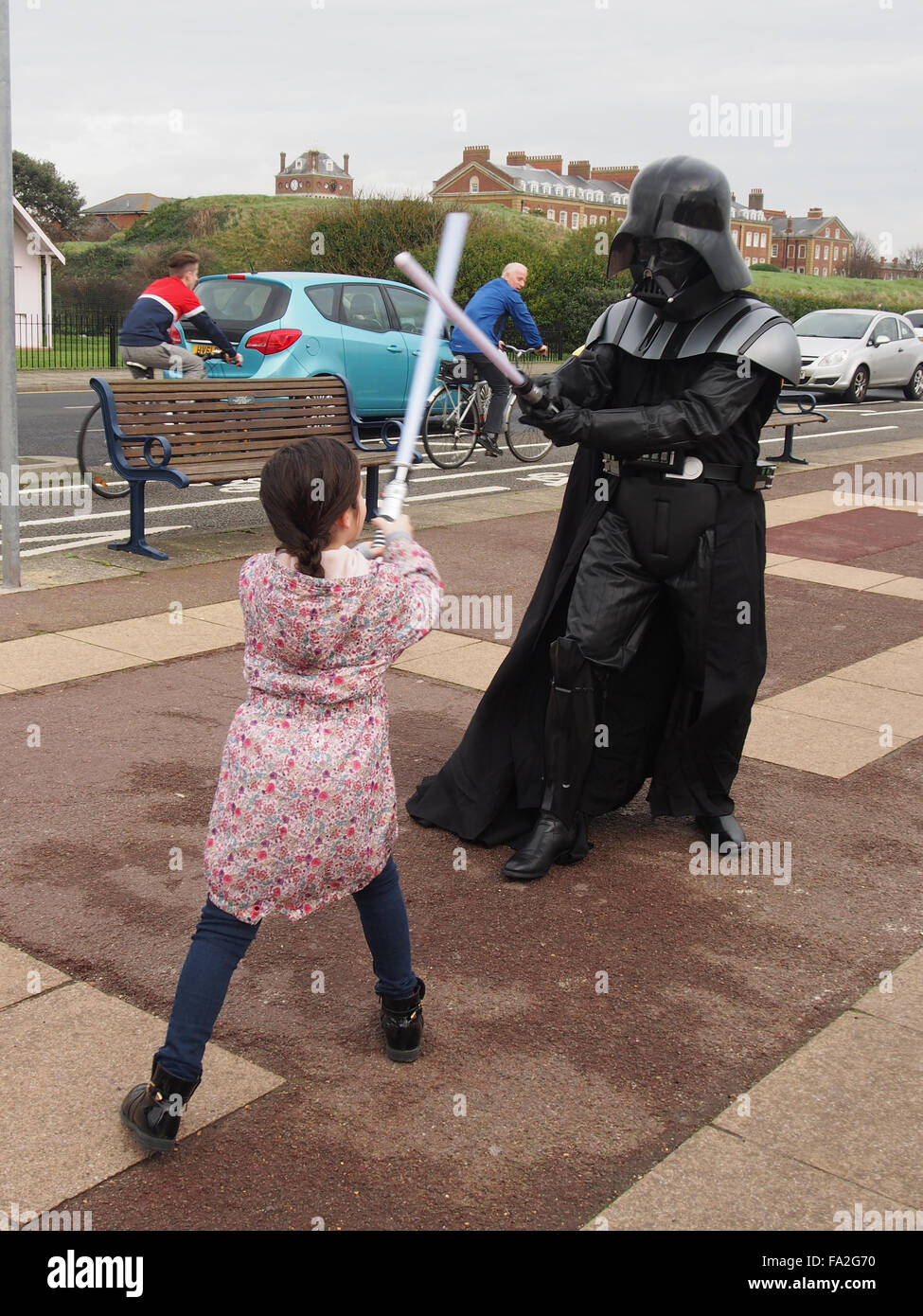 Darth Vader von Star Wars hat einen Lichtschwert-Kampf mit einem kleinen  Kind auf dem Bürgersteig von Southsea Promenade, England Stockfotografie -  Alamy