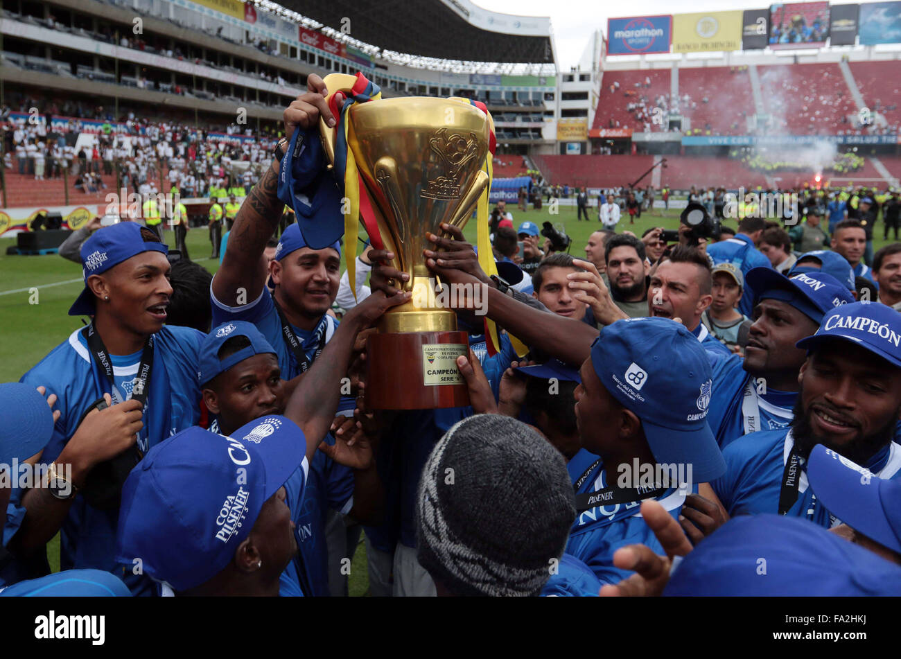 Quito, Ecuador. 20. Dezember 2015. Emelec-Spieler feiern mit der Trophäe nach dem Endspiel der ecuadorianischen Fußball-Meisterschaft Copa Pilsener gegen Liga Deportiva Universitaria de Quito in Quito, der Hauptstadt von Ecuador, am 20. Dezember 2015. Bildnachweis: Santiago Armas/Xinhua/Alamy Live-Nachrichten Stockfoto