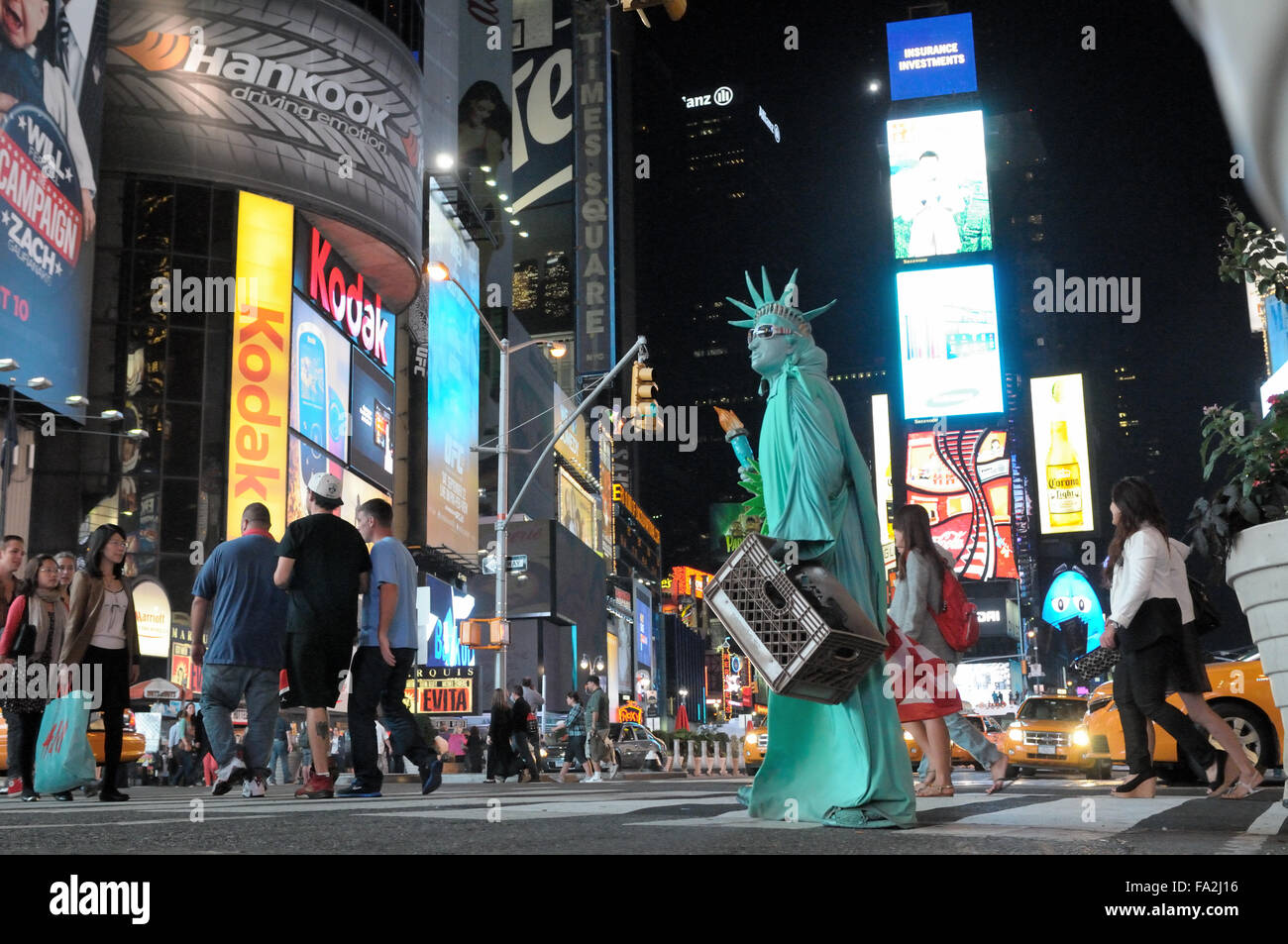 Die New Yorker Freiheitsstatue Heimreise für die Nacht, Times Square, New York, New York. Stockfoto