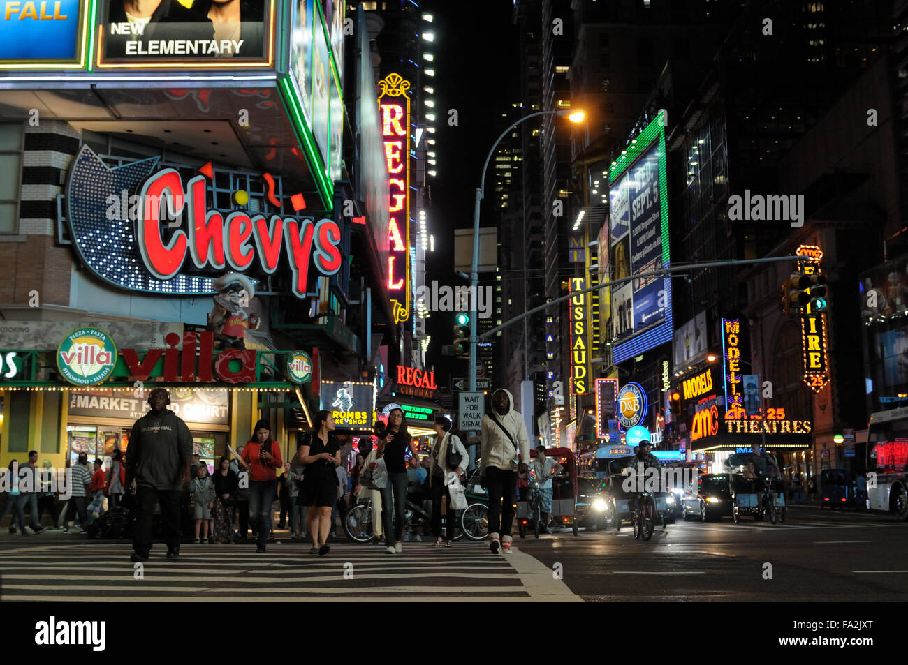 42nd Street in der 8th Avenue, New York, Nacht. Stockfoto