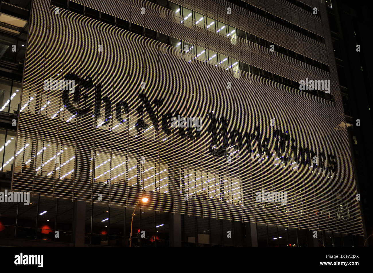 Die New York Times Building in der Nacht. Stockfoto