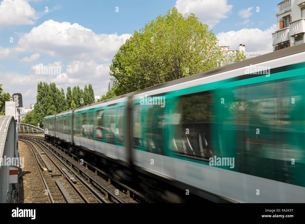 Paris Metro - oberirdischen Abschnitt der Linie 2 Stockfoto