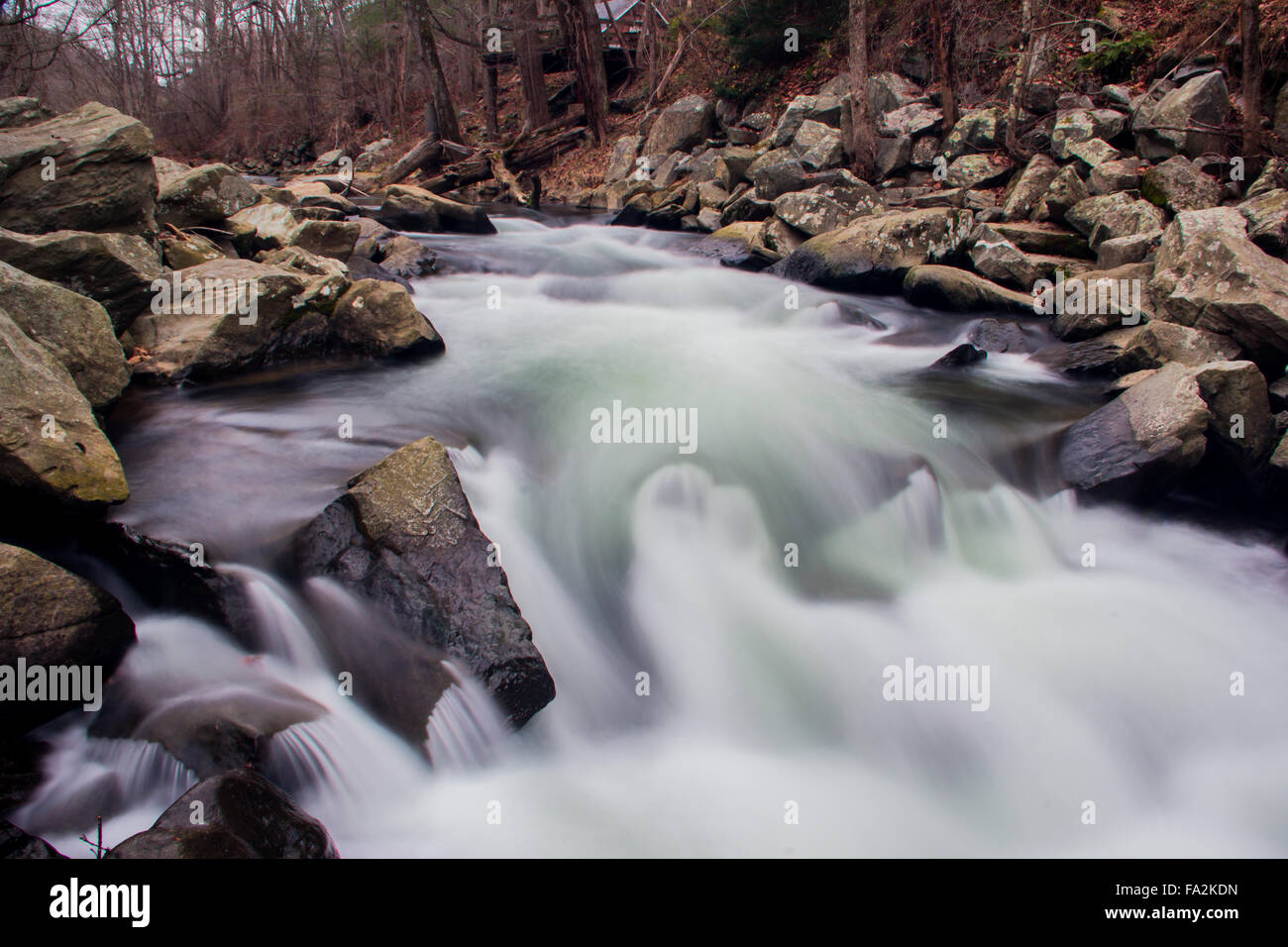 Langzeitbelichtung des fließenden Wassers von Deer Creek in Rock State Park, Maryland Stockfoto