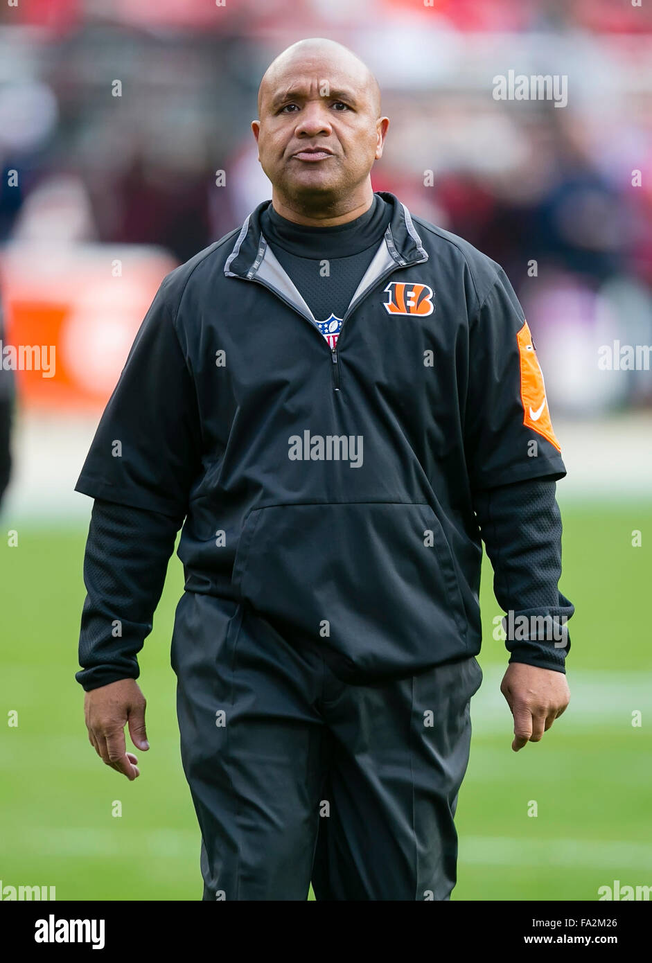 20. Dezember 2015: Cincinnati Bengals offensive Coordinator Hue Jackson vor der NFL Football-Spiel zwischen den Cincinnati Bengals und die San Francisco 49ers im Levi's-Stadion in Santa Clara, Kalifornien. Die 49ers verloren die Bengals 24-14. Damon Tarver/Cal-Sport-Medien Stockfoto