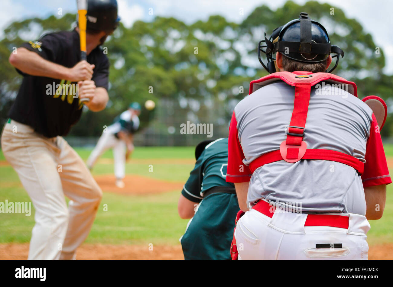 Baseball-Pitcher wirft Ball geschlagenen Eierteig von Schiedsrichter und Catcher beobachtet. Stockfoto