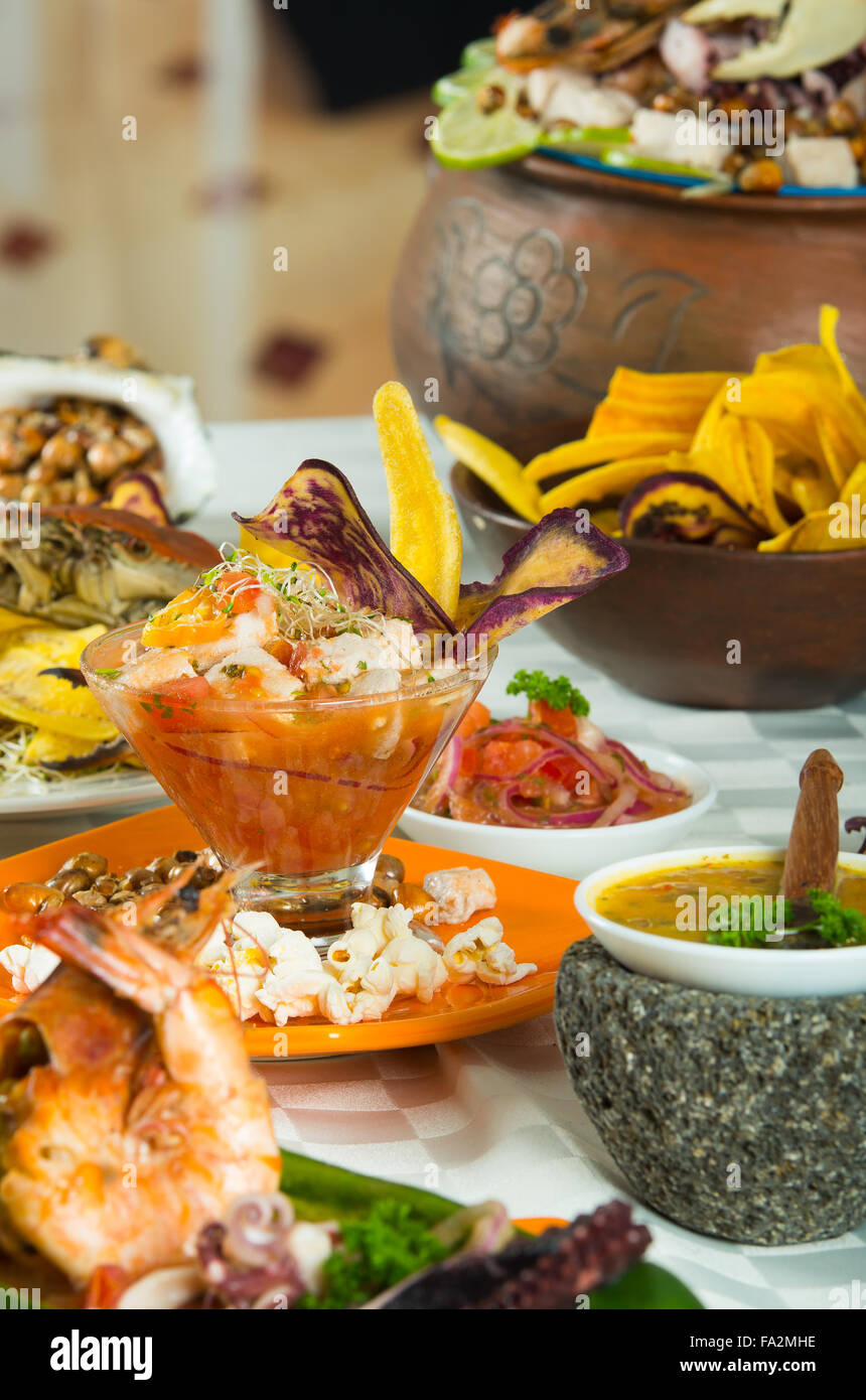Köstliche Meeresfrüchte dekorierten Platten auf einem Tisch Stockfoto