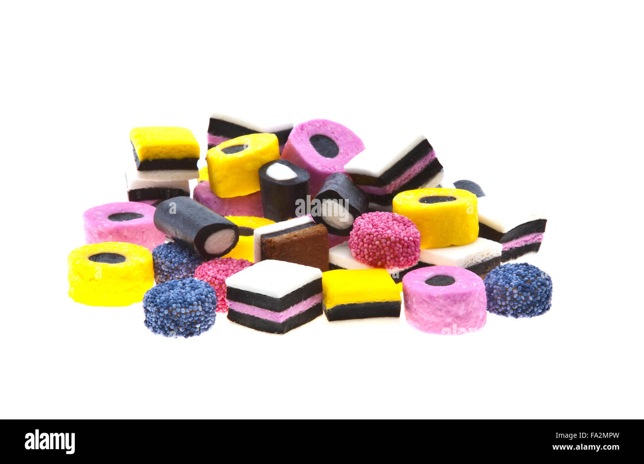 Auswahl an Liquorice Allsorts Süßigkeiten in farbenfrohen abstrakten Stack-Design isoliert auf weißem Hintergrund. Stockfoto