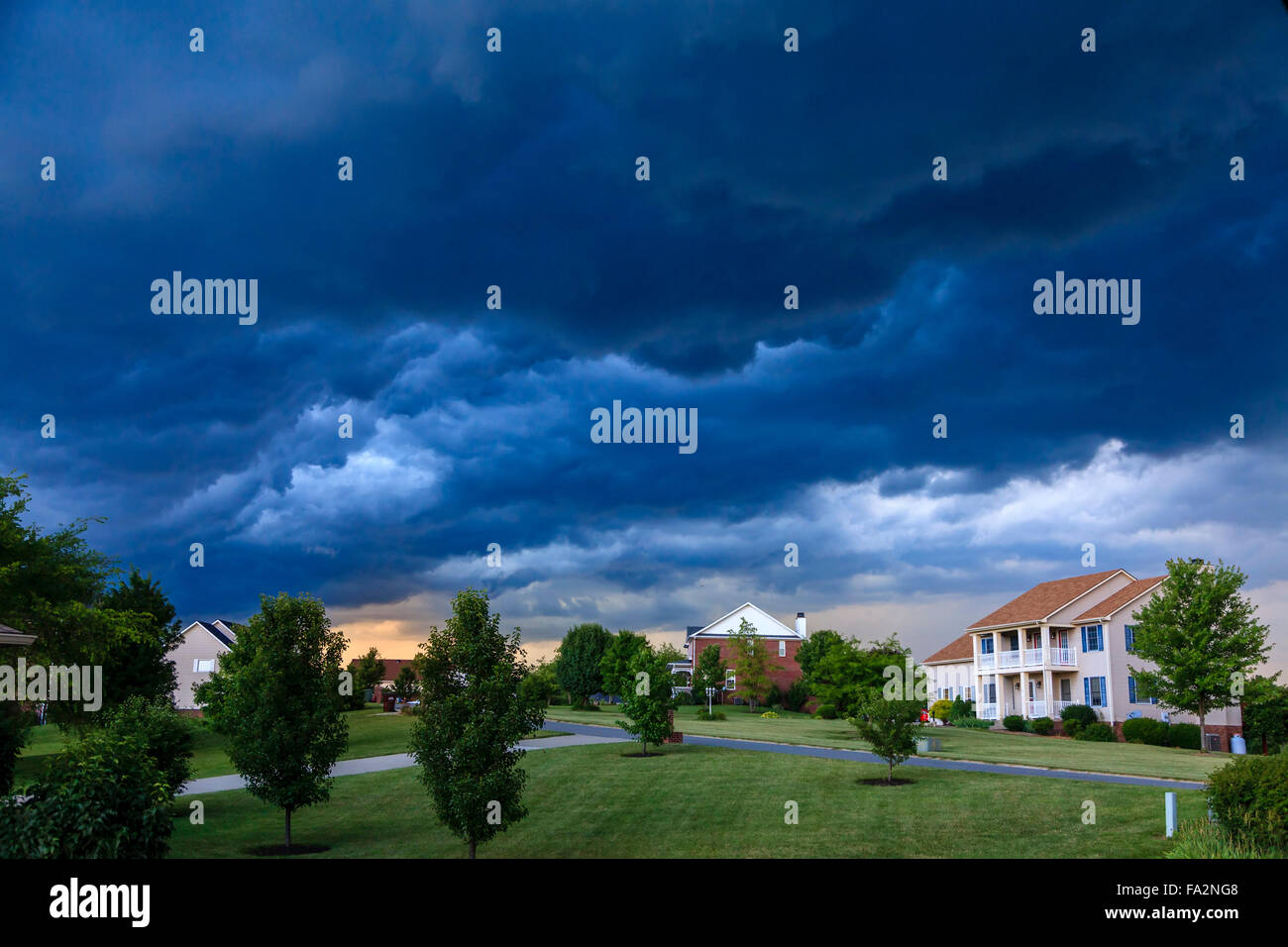 Gewitterwolken über einem Wohngebiet in Kentucky Stockfoto