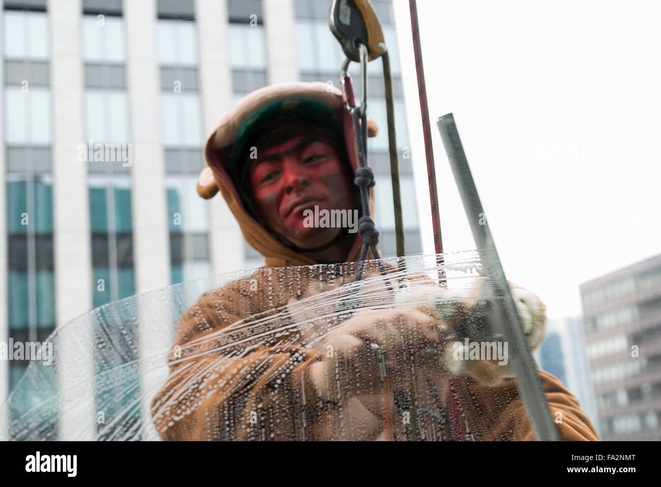 Tokio, Japan. 21. Dezember 2015. Atsushi Shimizu, verkleidet als Affe, ist eine zweifache champion für Japans beste Fenster Reiniger, Tücher die Fenster des Hotel Ryumeikan Tokyo, hängende 55,5 Meter über Boden am 21. Dezember 2015, Tokio, Japan. Dies ist eine jährliche Veranstaltung, wo Fensterputzer verkleiden als Chinesisches Sternzeichen Tiere aus der Gegenwart und das kommende Jahr zum Jahresende und Neujahr zu fördern. 2015 ist das Jahr des Schafes und 2016 wird das Jahr des Affen sein. Bildnachweis: Rodrigo Reyes Marin/AFLO/Alamy Live-Nachrichten Stockfoto