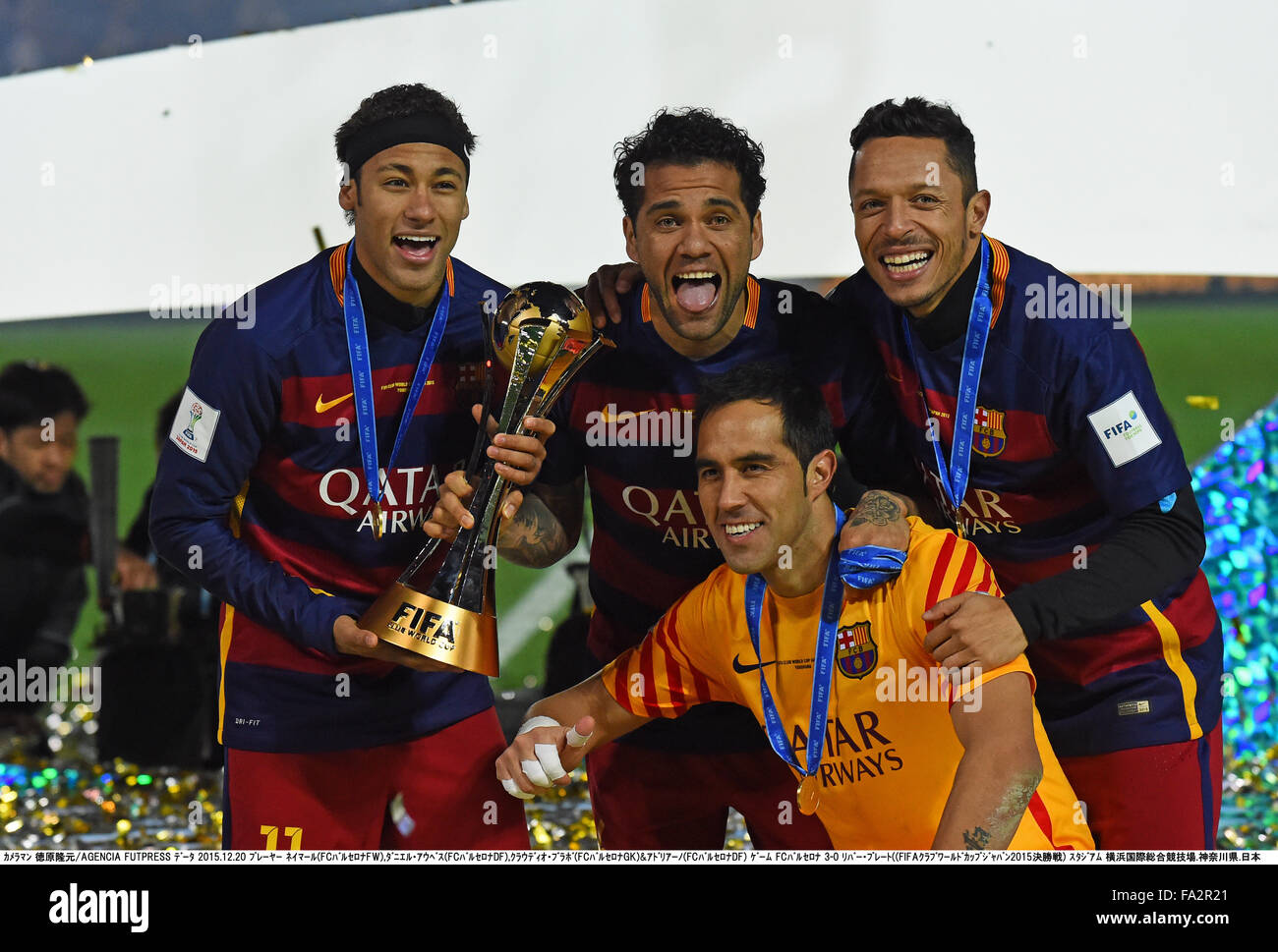 Kanagawa, Japan. 20. Dezember 2015. (L-R) Neymar, Daniel Alves, Claudio Bravo, Adriano (Barcelona) Fußball: Neymar, Daniel Alves, Claudio Bravo und Adriano von Barcelona feiern mit der Trophäe nach dem Gewinn der FIFA Club World Cup Japan 2015 Final Match zwischen River Plate 0-3 FC Barcelona im International Stadium Yokohama in Kanagawa, Japan. Bildnachweis: Takamoto Tokuhara/AFLO/Alamy Live-Nachrichten Stockfoto