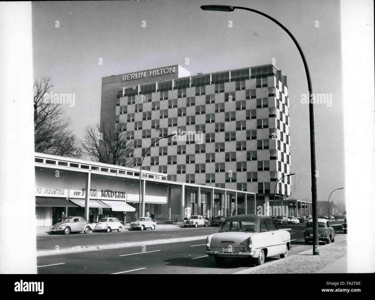 1958 - ultra-Modern ist das 13-stöckige Berlin Hilton Hotel in Tiergarten. Ein weiteres Gebäude, die das Gesicht der West-Berliner geändert haben und angesichts den geteilten Stadt Grund zu glauben, ihre Ängste und Probleme mit den Ostsektor wird gelöst. © Keystone Bilder USA/ZUMAPRESS.com/Alamy Live-Nachrichten Stockfoto